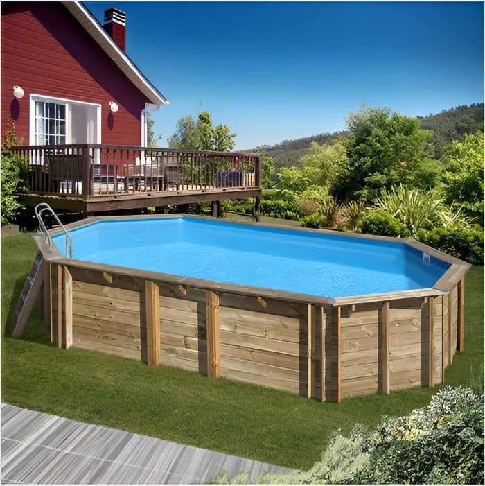 aufgebauter Echtholzpool im Garten stehend