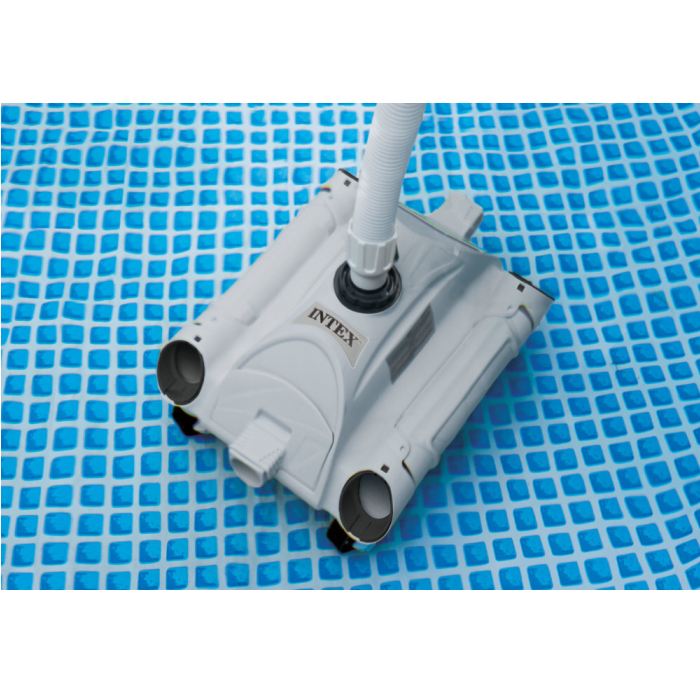 Intex Auto Pool Cleaner bei der Poolreinigung – Bodensauger in Betrieb im Schwimmbad