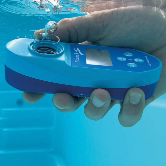 Lovibond Scuba S3 – Wasserprobe entnehmen für die elektronische Poolwasseranalyse