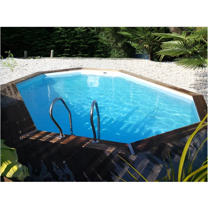 eingelassener Echtholzpool im Garten