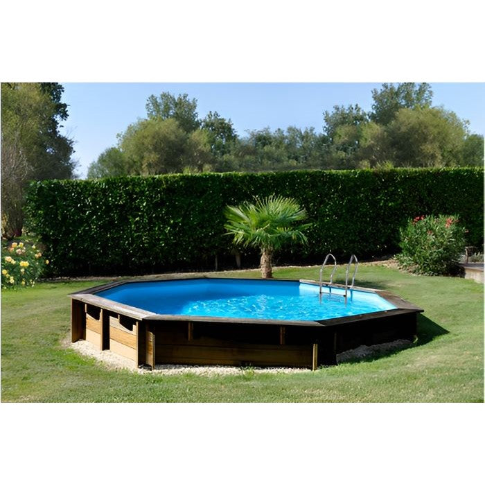 teilversenkter Echtholzpool im Garten