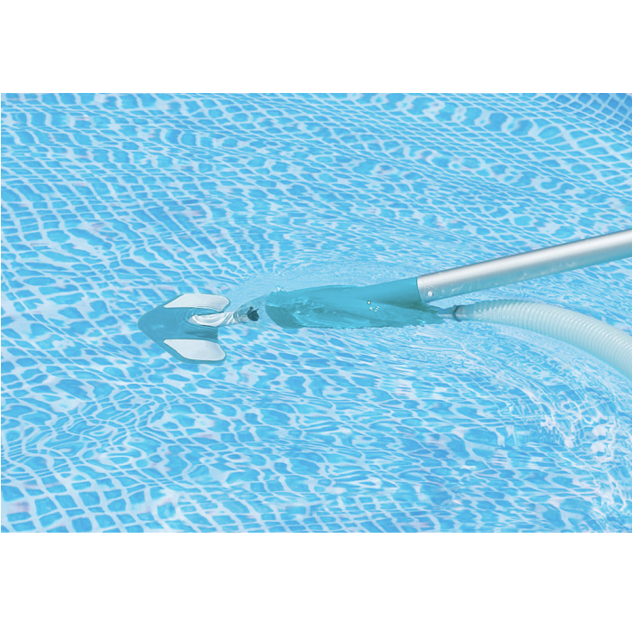 Intex Reinigungsset Deluxe 8-teilig – Bodensauger mit Laufrollen bei der Reinigung im Pool