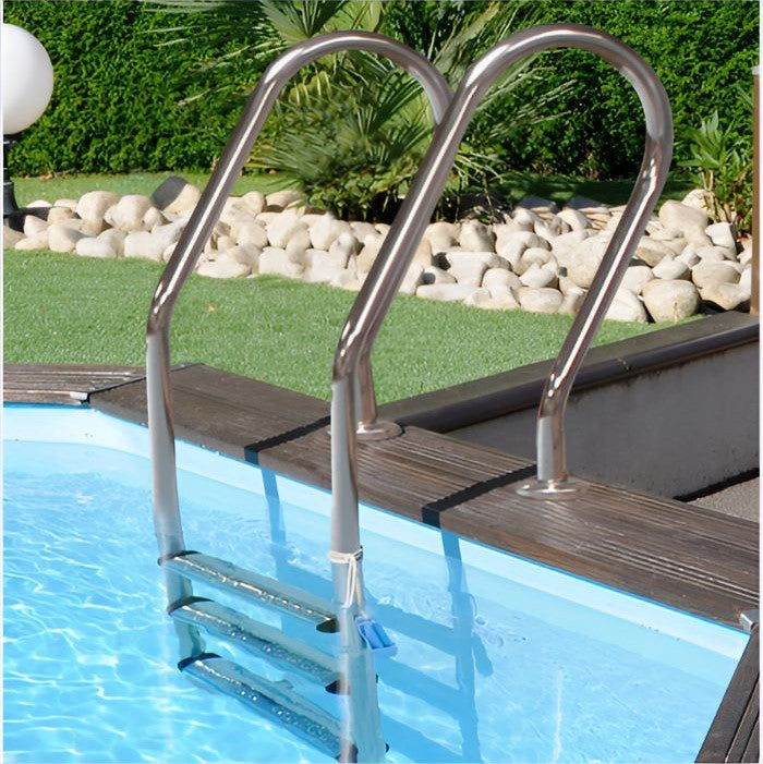 Edelstahlleiter mit zwei gebogenen Handläufen und Stufen im Wasser des Holzpools