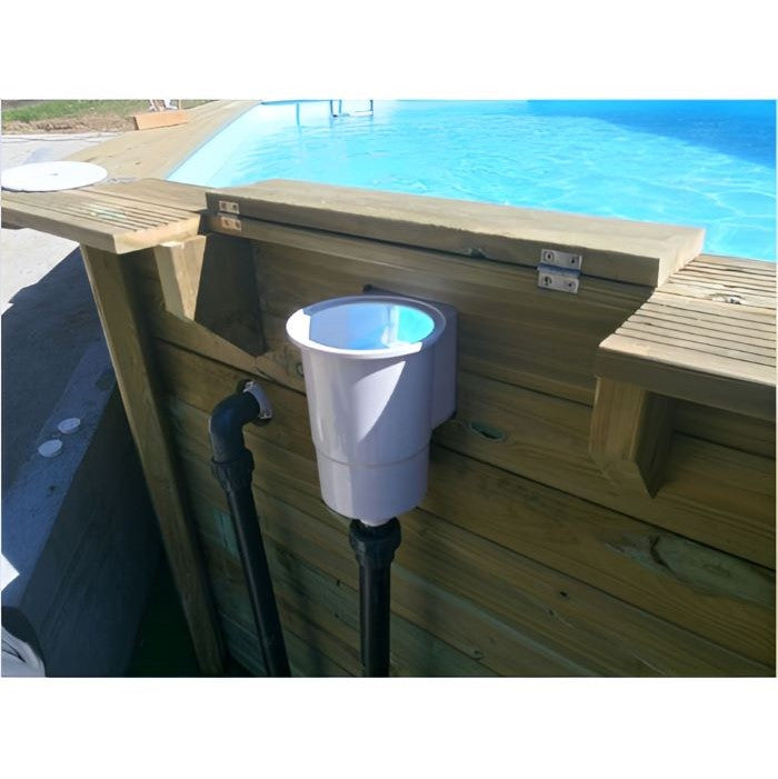 Außenansicht des Skimmers mit angeschlossenem Schlauch an der Holzwand des Pools